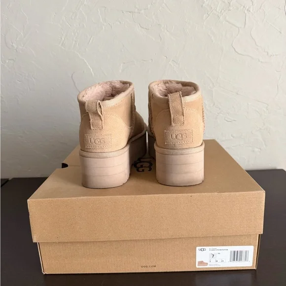 UGG Women's Classic Ultra Mini Platform - Picture 4 of 6